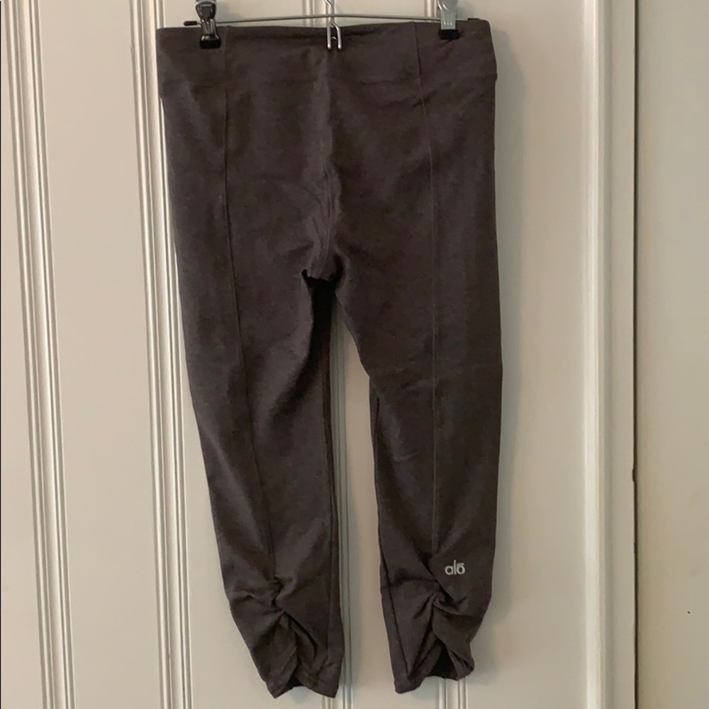 ALO Yoga Gray Capri Leggings w Ruching (S) - Picture 2 of 4